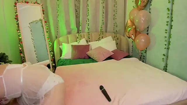 Snapshot of Love_is_Lola chatting on March 1, 2025, 1:11 am Love is Lola online show from March 1, 2025, 1:11 am