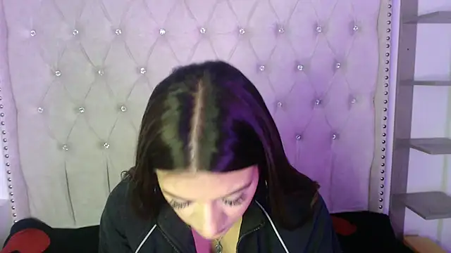 Abril Squirt online show from October 13, 2025, 3:17 am