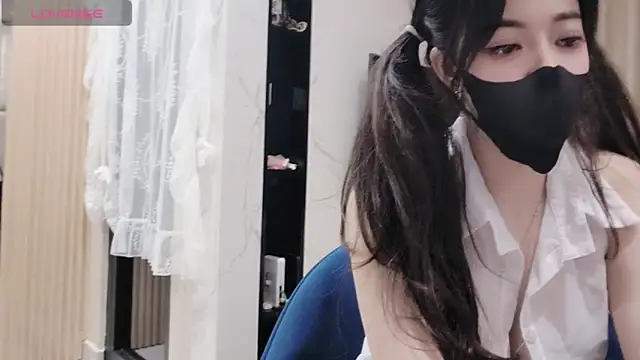 Snapshot of TuyetNhi2k6 chatting on January 17, 2025, 12:52 pm TuyetNhi2k6 online show from January 17, 2025, 12:52 pm