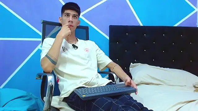 Snapshot of jhony-sex chatting on February 5, 2025, 7:18 am jhony-sex online show from February 5, 2025, 7:18 am