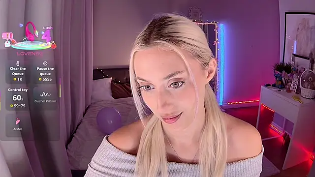 Snapshot of LoryWood chatting on December 4, 2025, 3:43 pm LoryWood online show from December 4, 2025, 3:43 pm