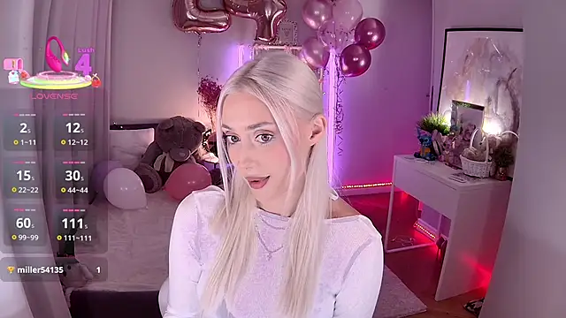 Snapshot of LoryWood chatting on December 5, 2025, 4:14 pm LoryWood online show from December 5, 2025, 4:14 pm