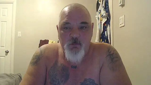 Newfiesausage1972 online show from March 12, 2025, 7:38 pm