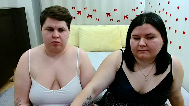 Snapshot of BeckyAndHellen chatting on November 15, 2025, 7:10 pm BeckyAndHellen online show from November 15, 2025, 7:10 pm