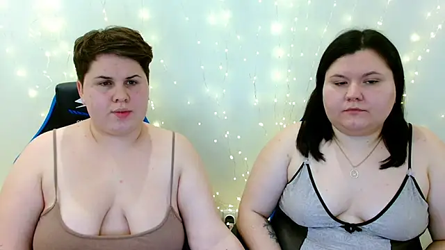 Snapshot of BeckyAndHellen chatting on December 13, 2025, 9:20 pm BeckyAndHellen online show from December 13, 2025, 9:20 pm