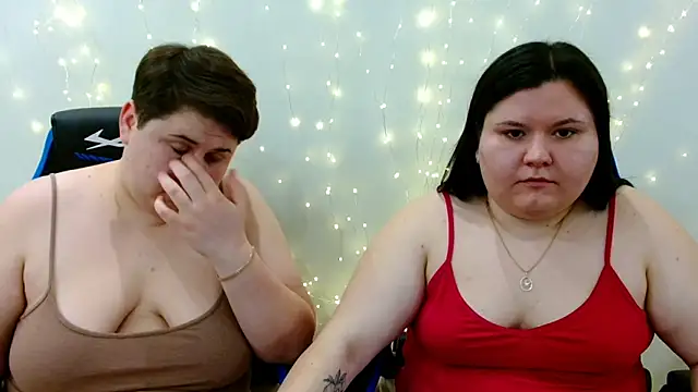 Snapshot of BeckyAndHellen chatting on December 14, 2025, 2:22 pm BeckyAndHellen online show from December 14, 2025, 2:22 pm