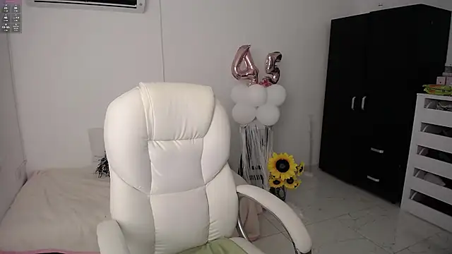 ana milf online show from January 26, 2025, 1:04 pm