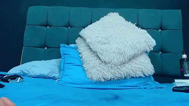 mia xx1 online show from September 18, 2025, 10:06 am