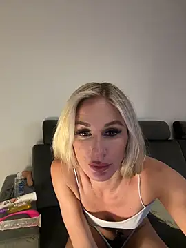 Liana Lou online show from December 2, 2024, 3:36 pm