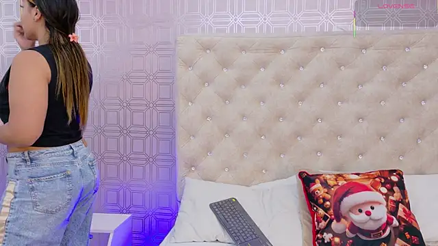 Snapshot of Sara_Desire chatting on November 25, 2025, 12:16 pm Sara Desire online show from November 25, 2025, 12:16 pm