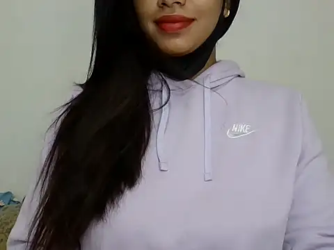 Snapshot of sparkling_queen chatting on December 12, 2024, 3:32 am sparkling queen online show from December 12, 2024, 3:32 am