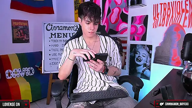 Snapshot of cinnamon_boyxxx chatting on December 6, 2024, 4:03 am cinnamon boyxxx online show from December 6, 2024, 4:03 am