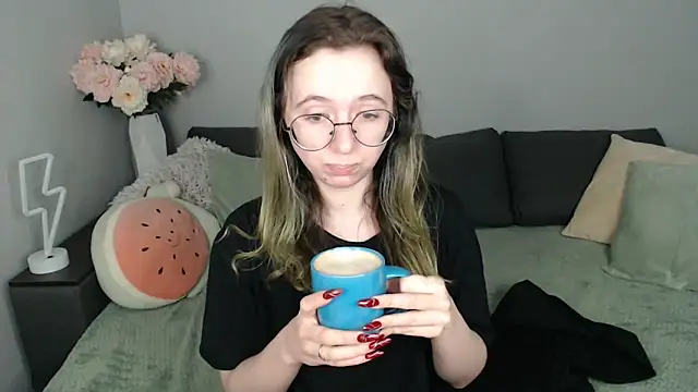 Snapshot of Mini_Diva chatting on September 10, 2025, 8:25 am Mini Diva online show from September 10, 2025, 8:25 am