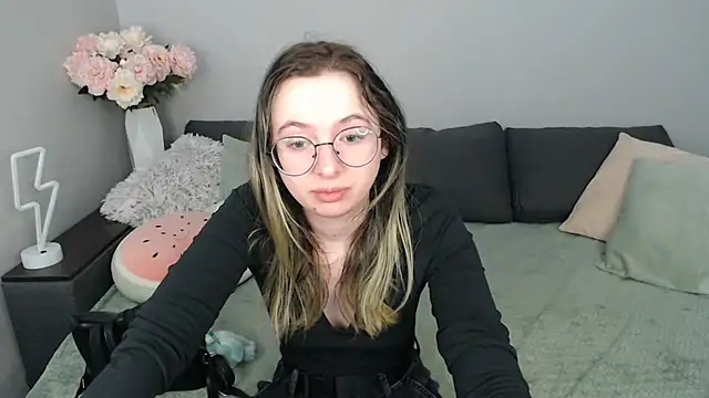 Snapshot of Mini_Diva chatting on September 15, 2025, 8:03 am Mini Diva online show from September 15, 2025, 8:03 am