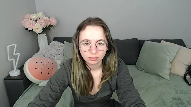 Snapshot of Mini_Diva chatting on September 17, 2025, 8:05 am Mini Diva online show from September 17, 2025, 8:05 am