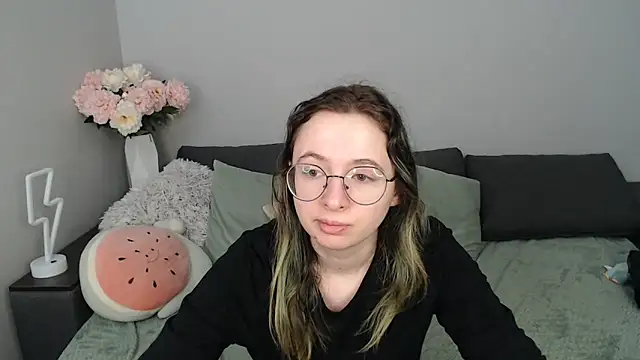 Snapshot of Mini_Diva chatting on September 20, 2025, 8:04 am Mini Diva online show from September 20, 2025, 8:04 am