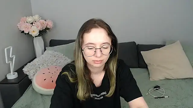 Snapshot of Mini_Diva chatting on September 22, 2025, 8:05 am Mini Diva online show from September 22, 2025, 8:05 am