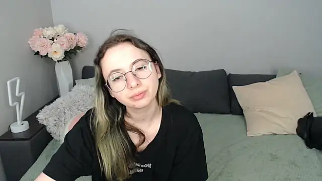 Snapshot of Mini_Diva chatting on September 23, 2025, 8:06 am Mini Diva online show from September 23, 2025, 8:06 am