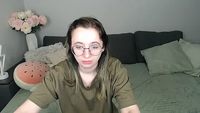 Snapshot of Mini_Diva chatting on October 1, 2025, 8:31 am Mini Diva online show from October 1, 2025, 8:31 am