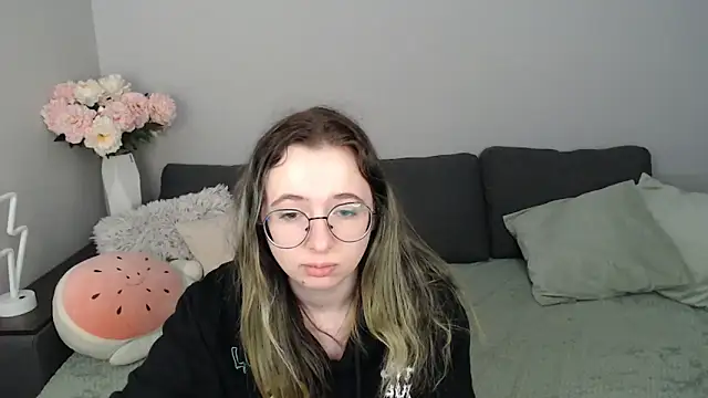 Snapshot of Mini_Diva chatting on October 5, 2025, 8:12 am Mini Diva online show from October 5, 2025, 8:12 am