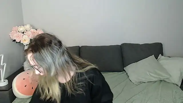 Snapshot of Mini_Diva chatting on October 11, 2025, 8:13 am Mini Diva online show from October 11, 2025, 8:13 am