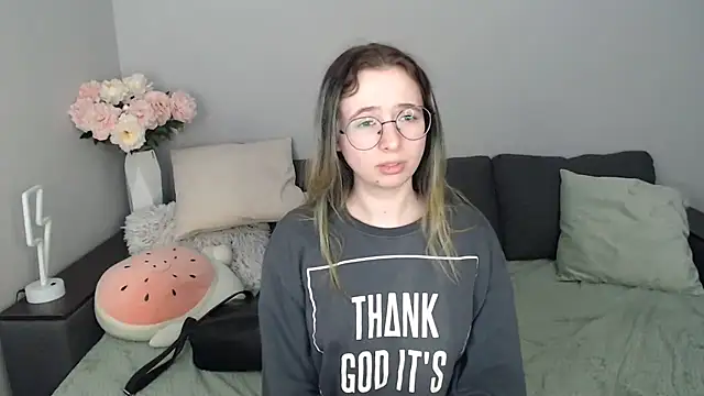 Snapshot of Mini_Diva chatting on October 15, 2025, 8:14 am Mini Diva online show from October 15, 2025, 8:14 am