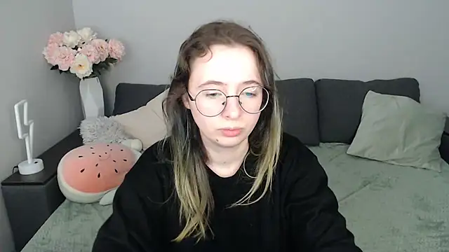 Snapshot of Mini_Diva chatting on October 19, 2025, 8:04 am Mini Diva online show from October 19, 2025, 8:04 am