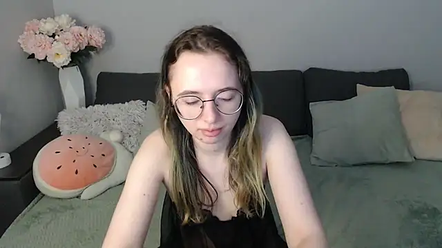 Snapshot of Mini_Diva chatting on November 1, 2025, 9:33 am Mini Diva online show from November 1, 2025, 9:33 am