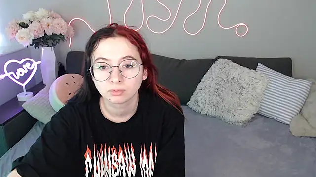 Snapshot of Mini_Diva chatting on November 15, 2025, 9:17 am Mini Diva online show from November 15, 2025, 9:17 am