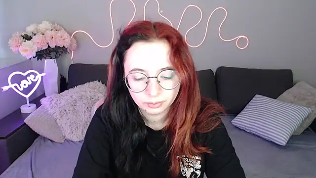 Snapshot of Mini_Diva chatting on November 18, 2025, 9:03 am Mini Diva online show from November 18, 2025, 9:03 am