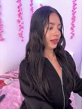 Snapshot of AliceJovovich chatting on December 3, 2024, 11:55 am AliceJovovich online show from December 3, 2024, 11:55 am