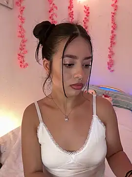 Snapshot of AliceJovovich chatting on December 4, 2024, 5:55 pm AliceJovovich online show from December 4, 2024, 5:55 pm