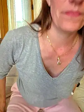 Snapshot of SpiceLea chatting on November 18, 2025, 3:05 pm SpiceLea online show from November 18, 2025, 3:05 pm