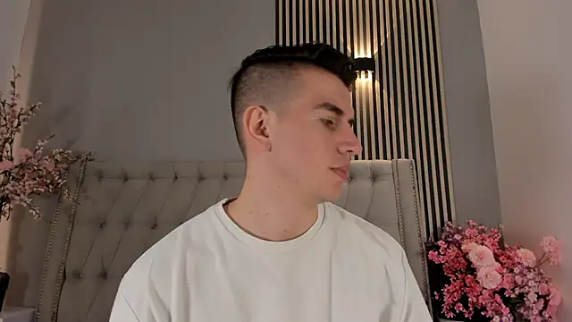 MikaelSlow online show from December 1, 2025, 7:41 pm