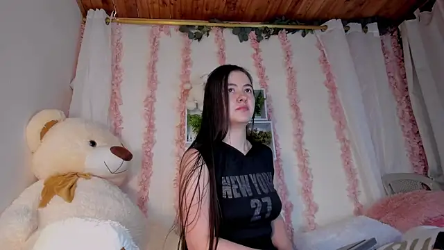 Idara and Edahi01 online show from September 28, 2025, 2:11 pm