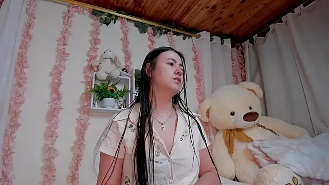 Idara and Edahi01 online show from October 18, 2025, 7:36 pm