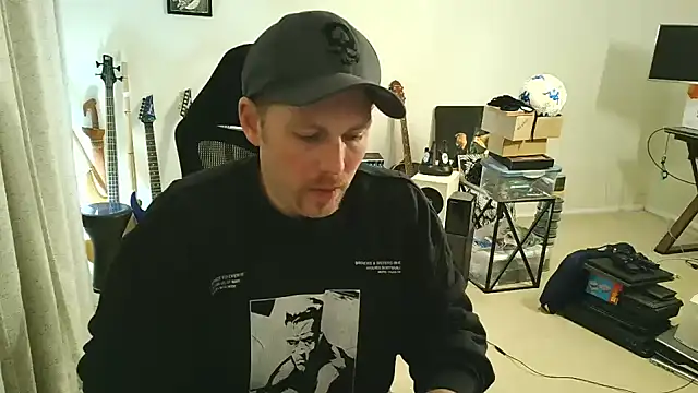 Snapshot of Rock_Pierce chatting on November 15, 2025, 6:22 am Rock Pierce online show from November 15, 2025, 6:22 am