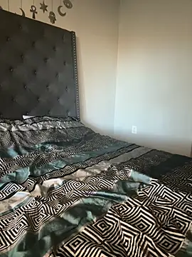 juicyyy323 online show from December 17, 2025, 11:22 pm