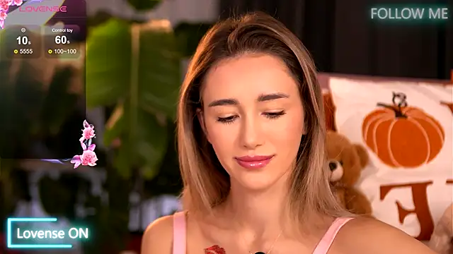 Snapshot of EmilyRaymont chatting on November 3, 2025, 5:20 am EmilyRaymont online show from November 3, 2025, 5:20 am