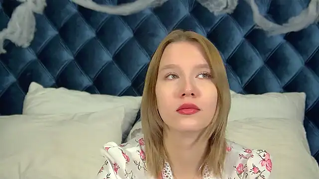 LiliLinn online show from November 3, 2025, 4:36 am