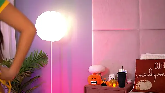 Snapshot of AlmaLuv chatting on November 5, 2025, 4:45 am AlmaLuv online show from November 5, 2025, 4:45 am