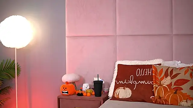 Snapshot of AlmaLuv chatting on November 17, 2025, 4:51 am AlmaLuv online show from November 17, 2025, 4:51 am