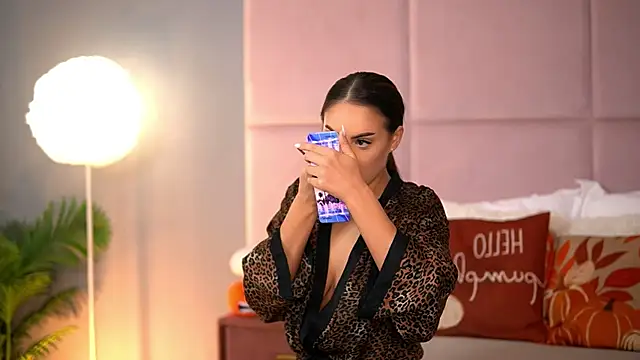 Snapshot of AlmaLuv chatting on November 28, 2025, 4:48 am AlmaLuv online show from November 28, 2025, 4:48 am