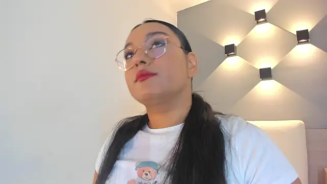 Snapshot of ellamontoya chatting on October 24, 2025, 12:01 pm ellamontoya online show from October 24, 2025, 12:01 pm