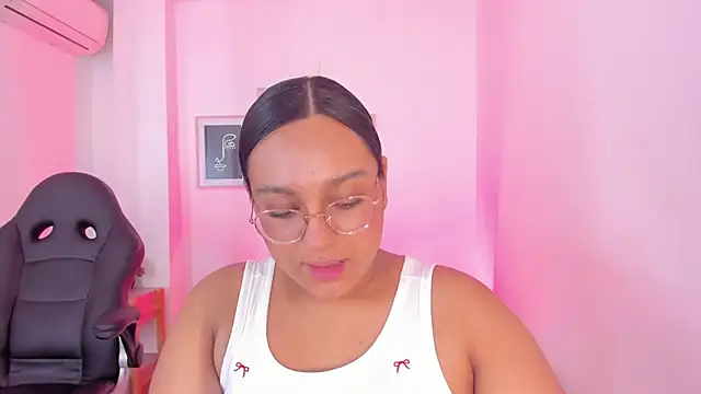 Snapshot of ellamontoya chatting on December 14, 2025, 1:05 pm ellamontoya online show from December 14, 2025, 1:05 pm