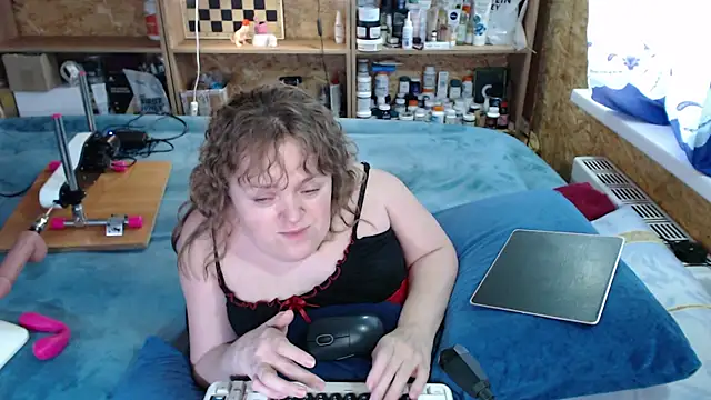 Snapshot of MiniNatalie chatting on October 2, 2025, 11:28 am MiniNatalie online show from October 2, 2025, 11:28 am