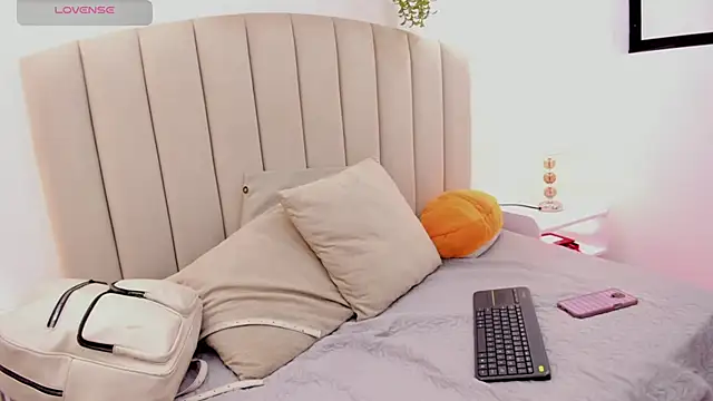 Mia thompson 19 online show from October 22, 2025, 7:02 pm