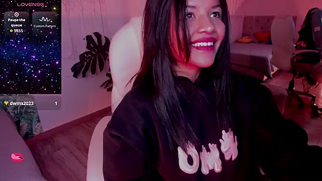 Snapshot of petite_molly_ chatting on November 28, 2025, 12:19 pm petite molly online show from November 28, 2025, 12:19 pm