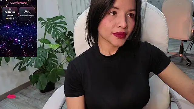 Snapshot of petite_molly_ chatting on December 5, 2025, 12:47 pm petite molly online show from December 5, 2025, 12:47 pm