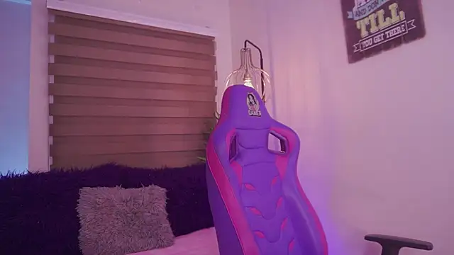 Snapshot of madelyn_rose_ chatting on October 17, 2025, 2:15 am madelyn rose online show from October 17, 2025, 2:15 am